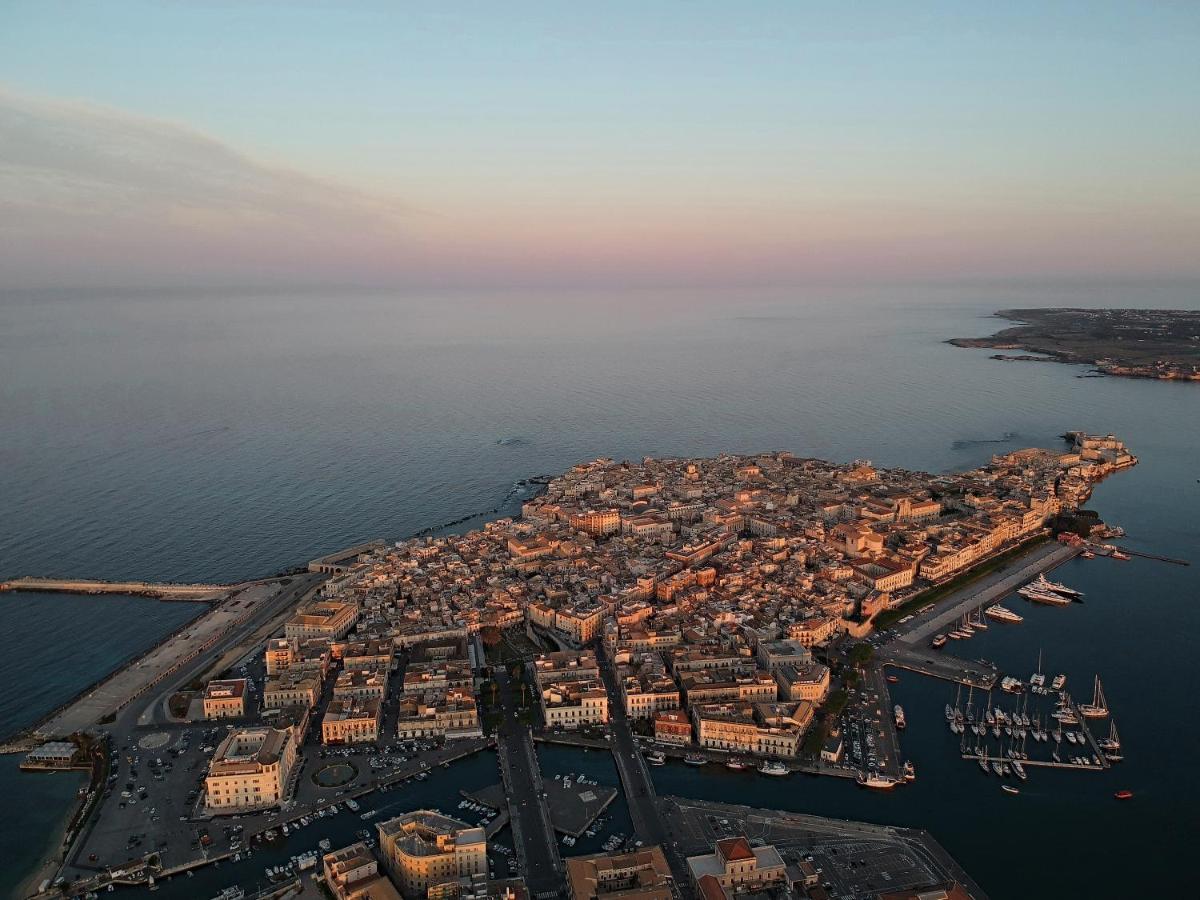 Essentia Rooms- Ortigia Holidays Сиракузы Экстерьер фото